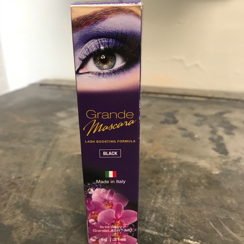 Grande lash mascara.